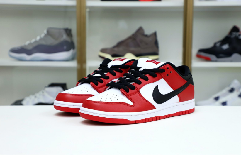 NIKE SB DUNK LOW “CHICAGO”