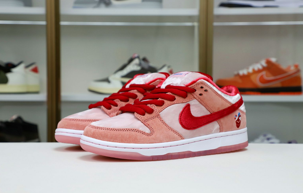 STRANGELOVE X DUNK LOW SB 'VALENTINE'S DAY'