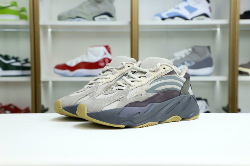 Yeezy boost 700 V2 Tephra